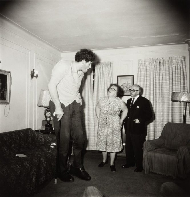  A Jewish giant at home with his parents în the Bronx, N.Y. 1970