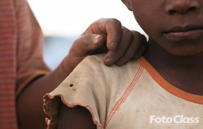 Mâinile copiilor arată munca grea la care participă cot la cot cu adulții. Fotografie luată într-un sat de lângă Antsirabe, la 200 km de capitală. (Canon EOS 5D, Sigma 105 f/2.8 EX, f/5.6, 1/200s)