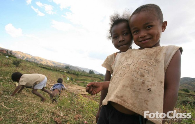 Copiii din zona Antsirabe, în Madagascarul central, n-au mai văzut niciodată un aparat de fotografiat. (Canon EOS 5D, Canon EF 17-40 f/4 @ 17mm, f/13, 1/60 s)