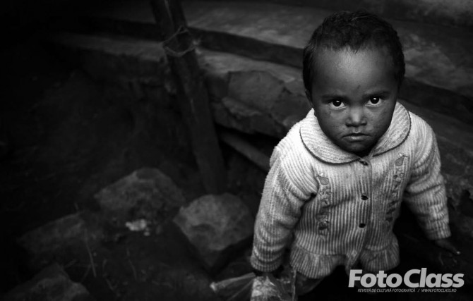 Fiul în vârstă de trei ani al unui vânzător de cărbuni din cartierul Faravohitra, din capitala Antananarivo, împreună cu jucăria lui favorită: o pungă cu cărbuni. (Canon EOS 5D, Canon EF 17-40 f/4 L , 36mm, f/4, 1/125 s)