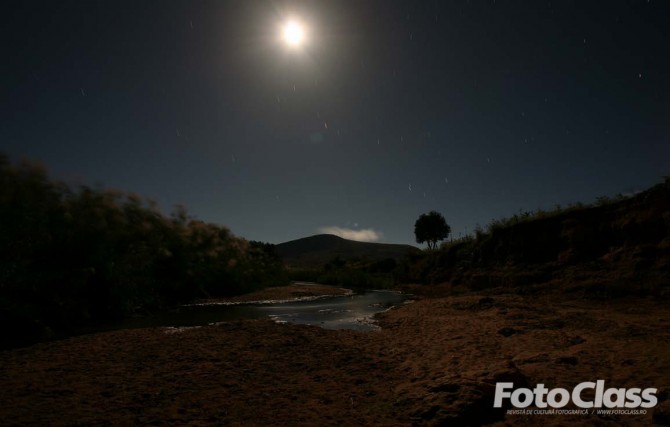 Valea unui pârâu în lumina lunii, platoul Ihosy, Madagascarul central. (Canon EOS 5D, Canon EF 17-40mm , 19mm, f/8, 198s)