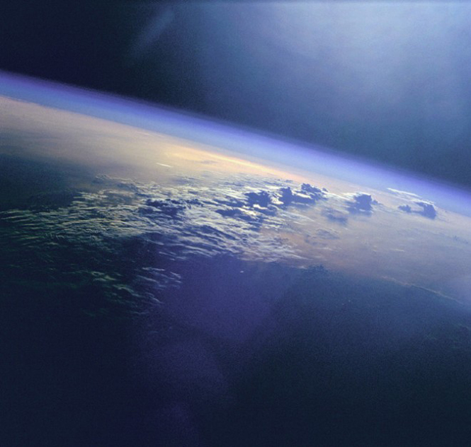 Unda de nori peste Oceanul Indian. Fotografie facuta din nava spatiala Discovery in 1999