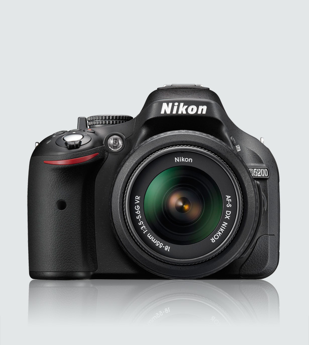  Nikon D5200 – 24,1MP, ecran rabatabil si 39 de puncte AF
