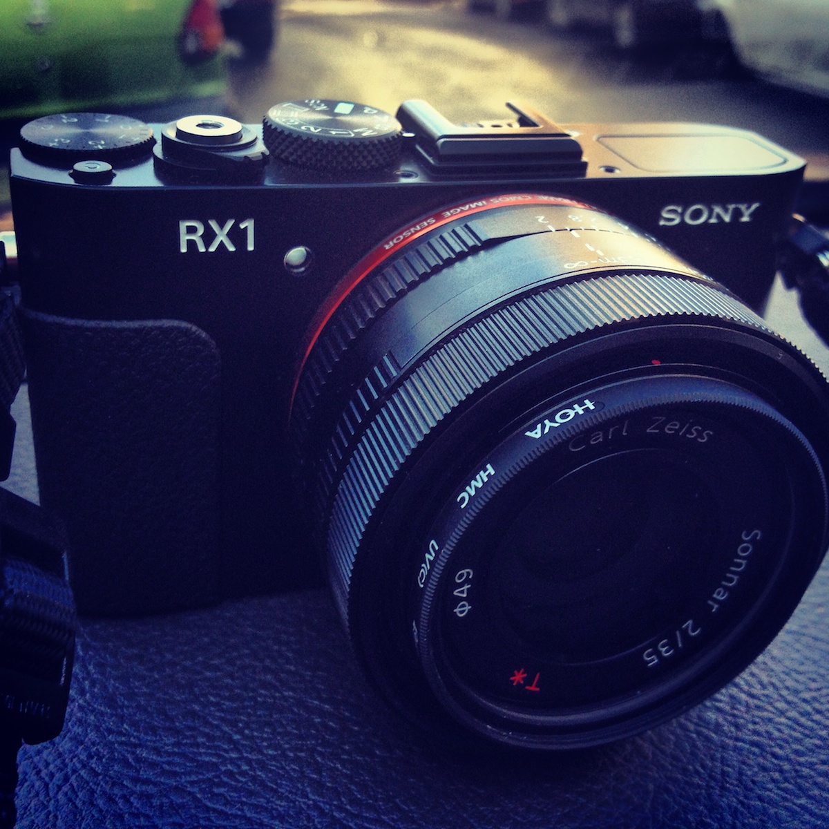  Full Frame la purtator – SONY RX1