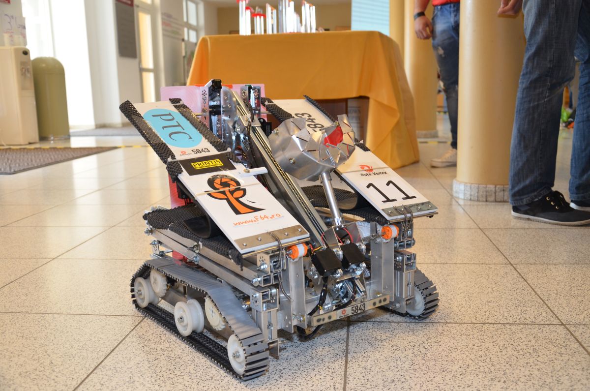  Roboţelul „AutoVortex” – Campion Est-European în concursul FIRST Tech Challenge