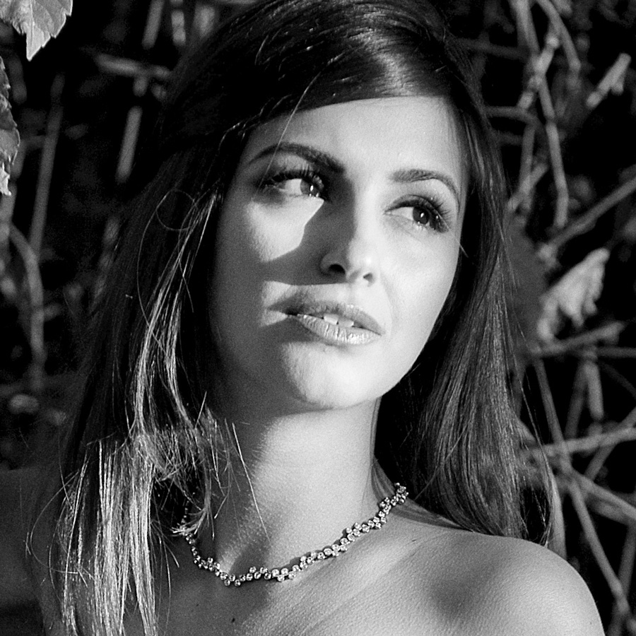  Scurte interviuri cu doamnele şi domnişoarele de la F64: Ana Măreşescu