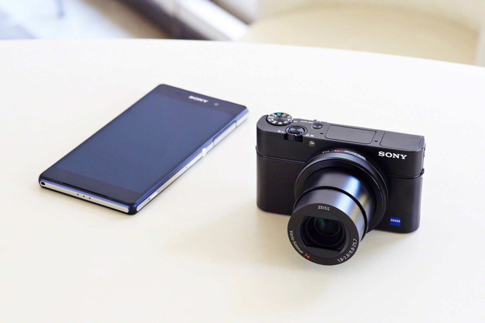  Lansare Sony Cyber-shot RX100 III cu obiectiv wide mai luminos