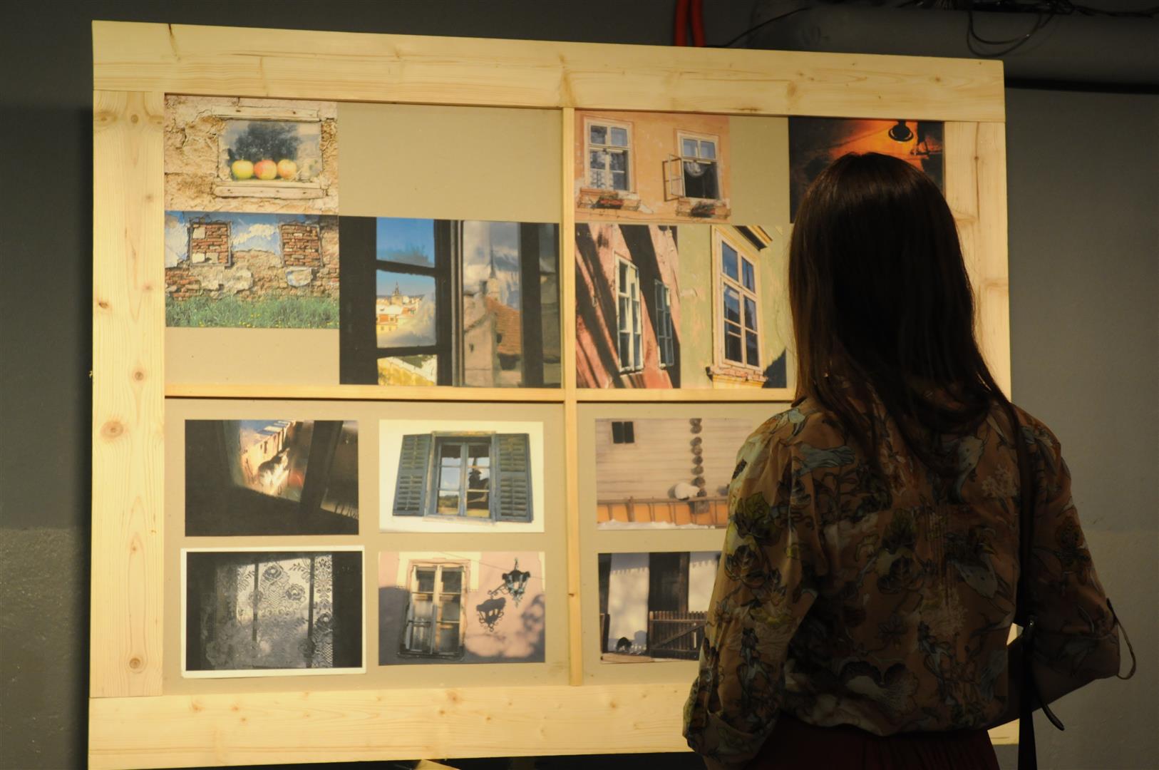  Prima expoziție de fotografie pe hârtie manuală