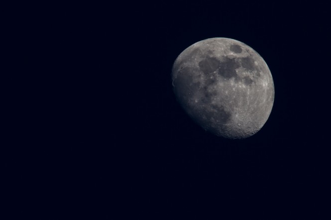 Luna prin teleobiectiv