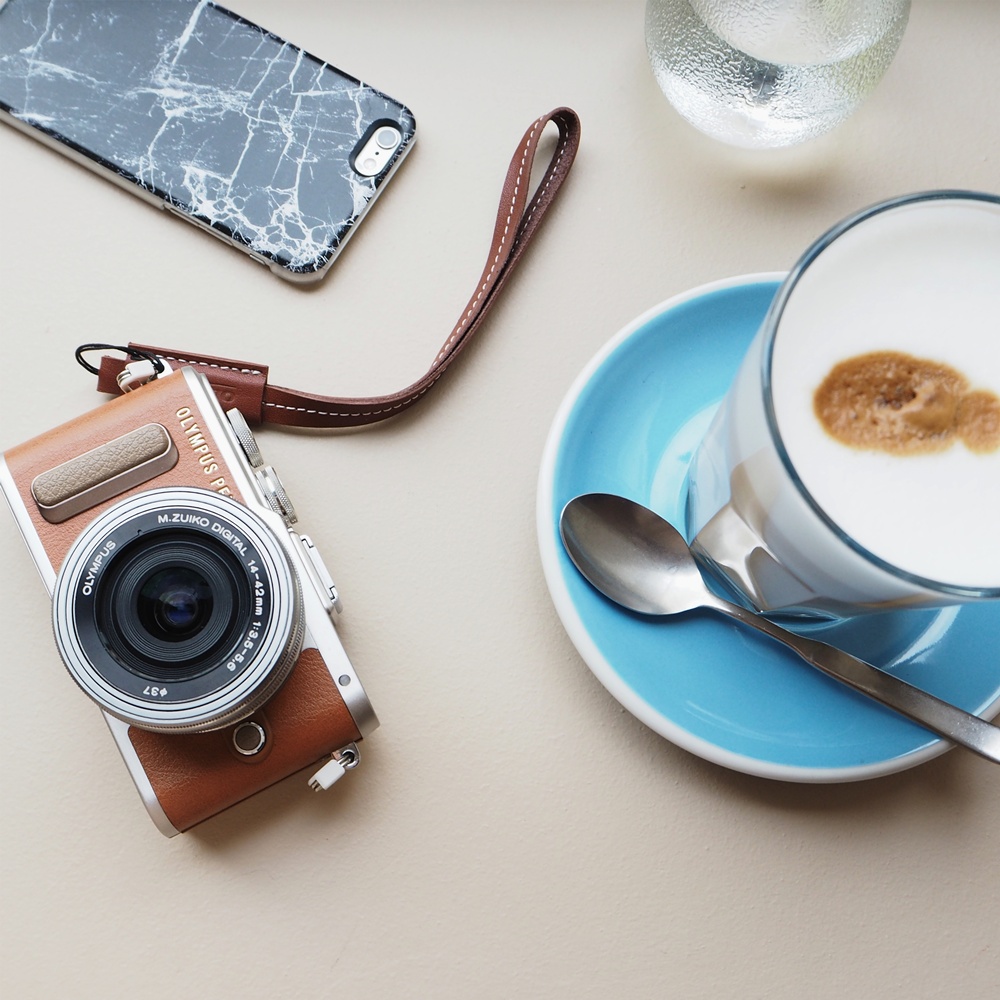  Noul Olympus PEN E-PL8 – design cu linii fluide și conectivitate