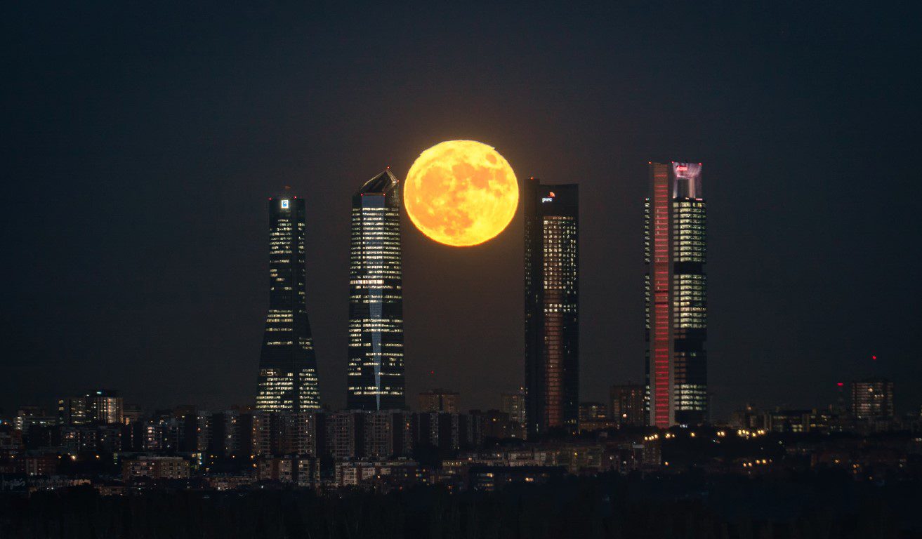 Camerele Sony surprind super luna