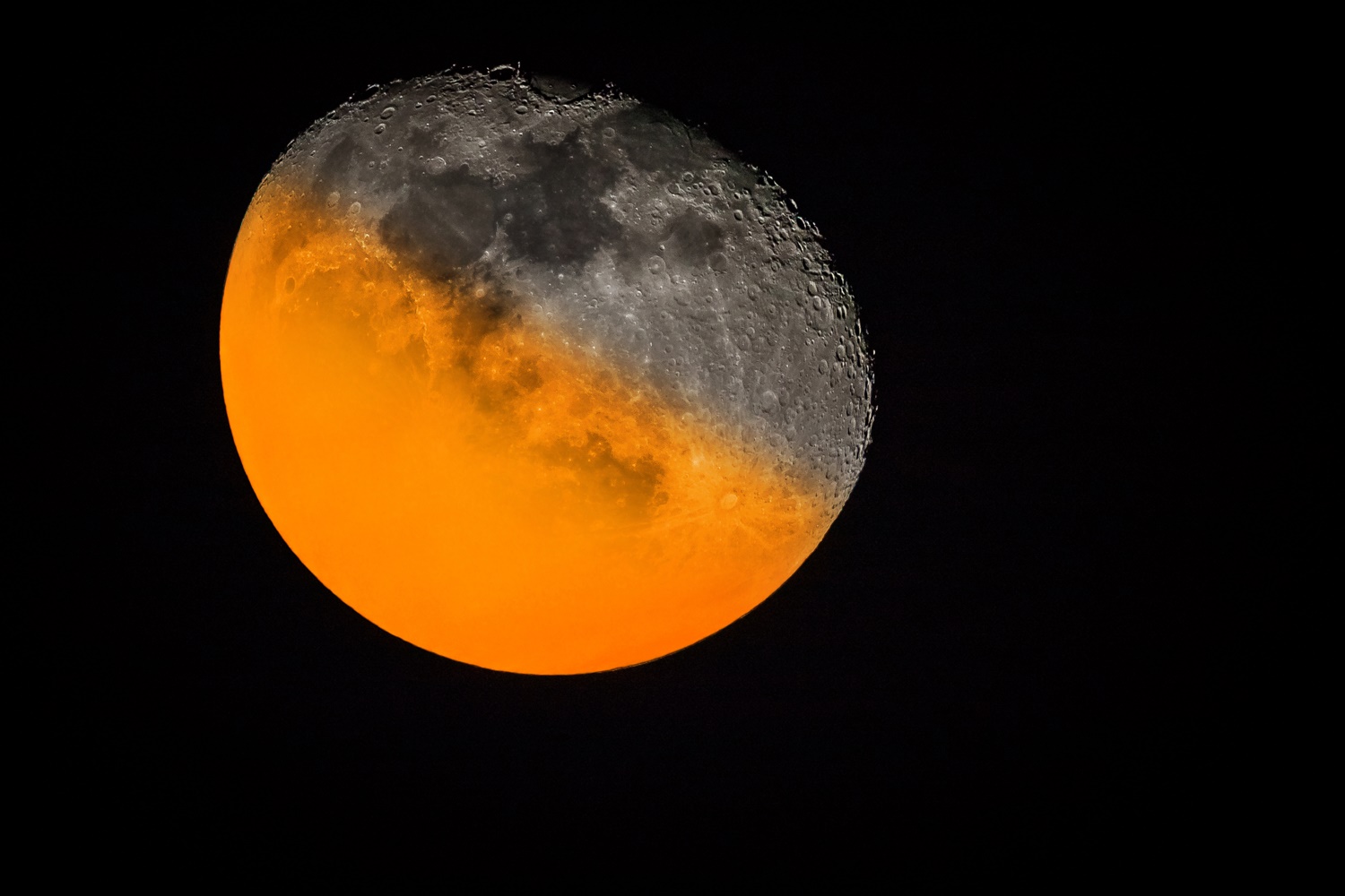  Canon și Sigma surprind Soarele și Luna