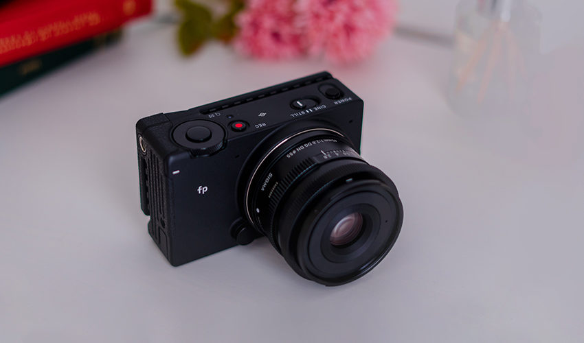  Sigma Fp împreună cu 24mm F3.5 si 45mm F2.8 – kitul premium minimalist