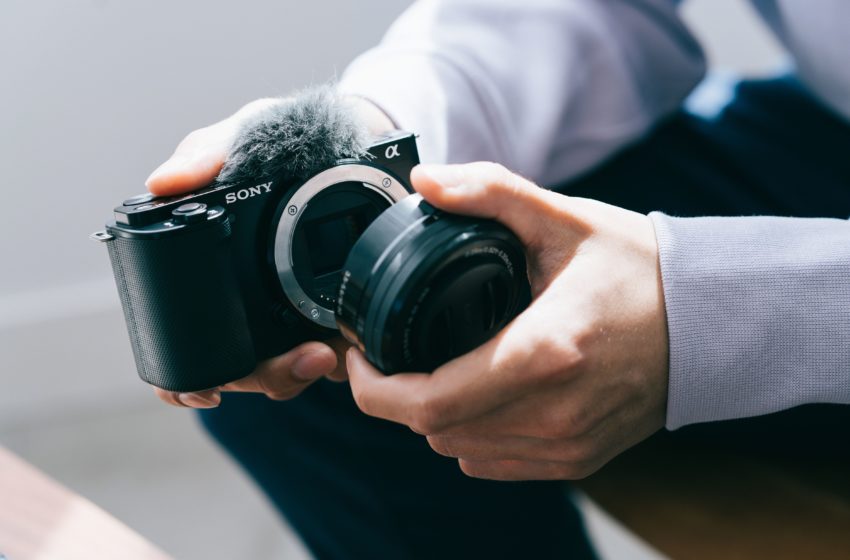  Sony lansează noua cameră de vlogging ZV-E10, dedicată vloggerilor și creatorilor de conținut video