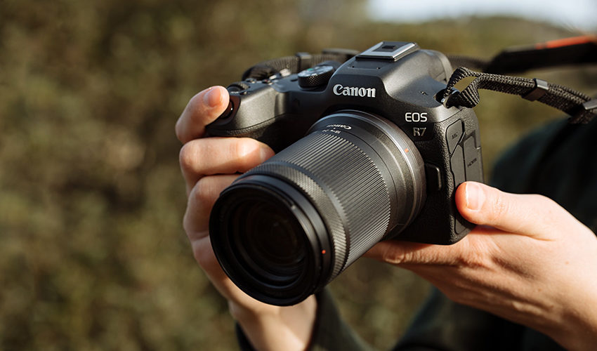  Canon lansează EOS R7 și EOS R10
