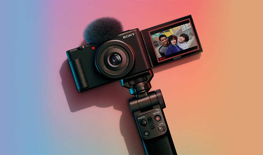  Câștigă un aparat de vlogging Sony ZV-1F!